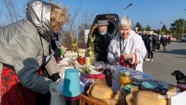 Domowe przetwory, orzechy, sery i świeże wypieki - trwa sobotni Bazarek na Bronowickiej w Szczecinie.