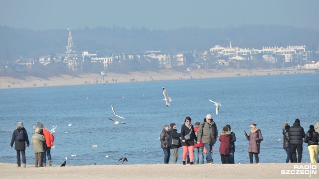 Wiosenna temperatura i słońce - pogodny weekend sprawił, że nad morzem pojawiło się wielu spacerowiczów, którzy łapali pierwsze ciepłe promienie.