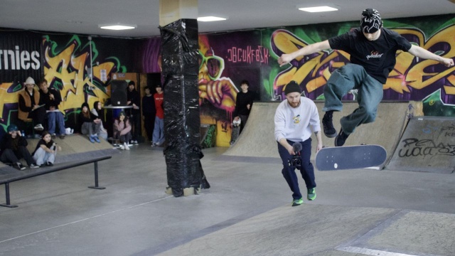 Flip, slide czy grind - takie i wiele innych trików zaprezentowali młodzi zawodnicy ze Szczecina. Wychowankowie Stowarzyszenia Sportowego Switch oraz Akademii Deskorolki - wraz z trenerami - pokazali swoje umiejętności w zawodach deskorolkowych w Dąbrowie Górniczej.