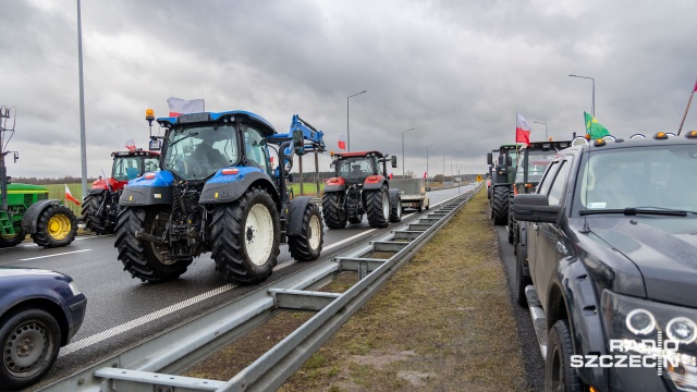 Rolnicy protestujący od kilku tygodni na drodze S3 odblokują we wtorek po południu przejazd między węzłami Pyrzyce i Myślibórz.