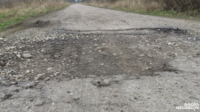 Protest rolników, blokujących codziennie w Warnicach odcinek drogi wojewódzkiej nr 106 Pyrzyce - Stargard, komplikuje życie pracownikom firm działających w Parku Przemysłowym Nowoczesnych Technologii na dawnym lotnisku Kluczewo.