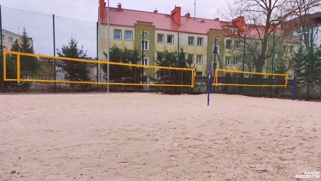 Co prawda pogoda za oknem nie zachęca do aktywności na świeżym powietrzu, to w Kołobrzegu już myślą o sezonie siatkówki plażowej. W mieście oddano do użytku nowe miejsce do gry w piłkę siatkową pod chmurką.
