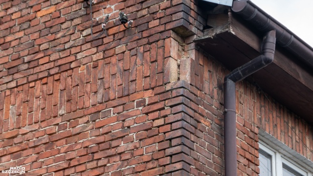 Oczy dookoła głowy, a nawet nad nią powinni mieć piesi korzystający z ulic szczecińskiego Skolwina - to głównie z powodu spadających na chodnik cegieł.