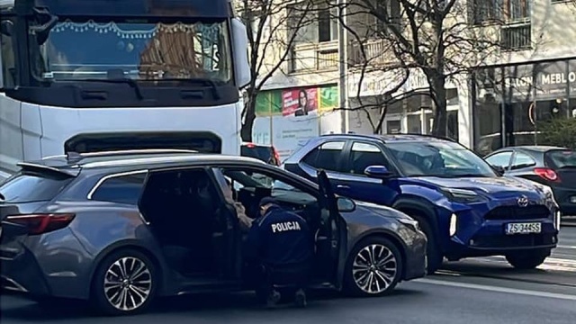 Uwaga kierowcy jadący ulicą Wyszyńskiego w Szczecinie w stronę mostu Długiego.