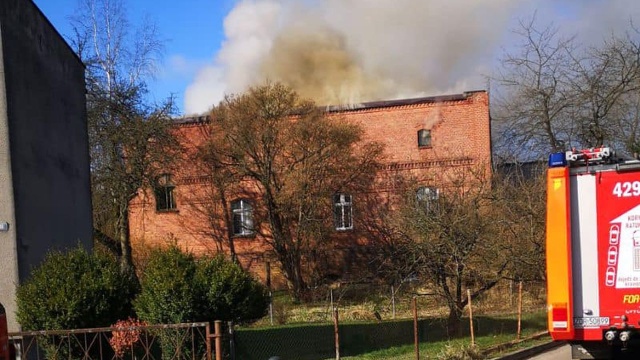 Duży pożar w powiecie drawskim - pali się budynek mieszkalny.
