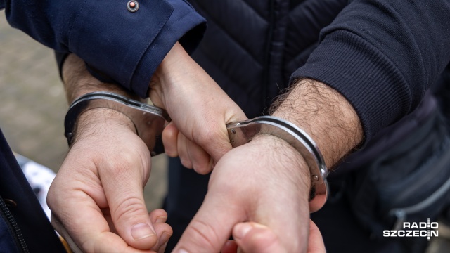 Stołeczna policja rozbiła gang wyłudzający pieniądze metodą na policjanta i na wypadek. W województwie mazowieckimi i łódzkim zatrzymano 13 osób, które pełniły w szajce funkcje telefonistów, logistyków i odbierających pieniądze od ofiar.