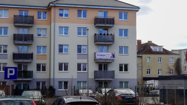 Zakazane reklamy zawisły na blokach goleniowskiego TBS-u. Chodzi o banery kandydatów startujących w wyborach samorządowych.