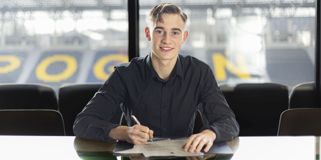 Adrian Przyborek na dłużej w Pogoni. 17-letni piłkarz podpisał nową umowę ze szczecińskim klubem ważną do końca czerwca 2027 roku.
