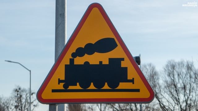 Cztery miliony osiemset siedem minut - tyle wyniosło łącznie opóźnienie pociągów pasażerskich w 2023 roku. Dane przedstawił Urząd Transportu Kolejowego.