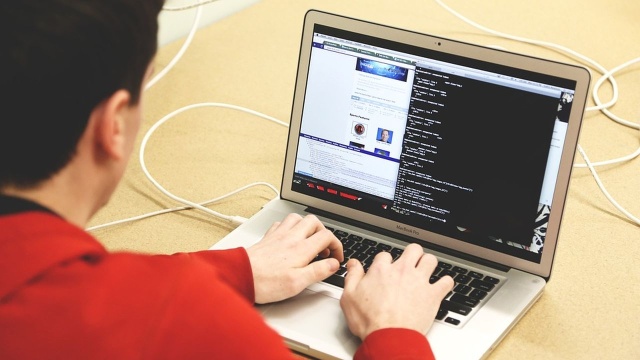 Stany Zjednoczone nałożyły dziś sankcje na dwie firmy i dwie osoby podmioty za wspieranie rządu Rosji w kampanii dezinformacji za granicą. Objęte sankcjami podmioty rozpowszechniały kremlowską propagandę podszywając się pod prawdziwe media.