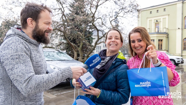 Specjalnie z okazji pierwszego dnia wiosny przygotowaliśmy dla Was zestawy upominków, które rozdaliśmy dzisiaj przed redakcją Radia Szczecin.