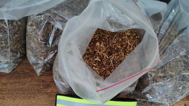To była wspólna akcja policji i skarbówki - na terenie powiatu łobeskiego zabezpieczono nielegalny alkohol i tytoń.