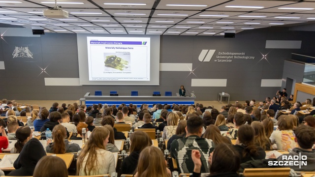21 uczelni w całej Polsce wzięło w piątek udział w biciu rekordu kraju w największej lekcji. Z okazji Ogólnopolskiego Dnia Inżynierii Materiałowej również Zachodniopomorski Uniwersytet Technologiczny włączył się w akcję i zorganizował dla szczecińskich licealistów przykładowy wykład wprowadzający do tego tematu.