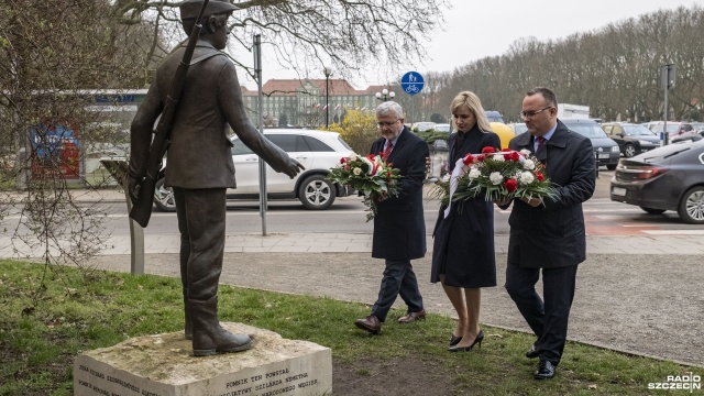 Dziś przypada Dzień Przyjaźni Polsko-Węgierskiej. Z tej okazji węgierski konsul oraz dyrektor IPN w Szczecinie złożyli kwiaty pod pomnikiem Chłopca z Pesztu na Jasnych Błoniach