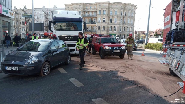 Kolizja ciężarówki z samochodem osobowym na placu Szarych Szeregów. Osobówka uderzyła w zbiornik paliwa TIR-a.