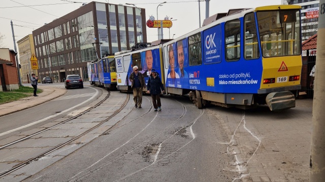 Utrudnienia na ul. Firlika w Szczecinie. Na wysokości sklepu Biedronka wykoleił się tramwaj nr 7. Przed godz. 15 torowisko zostało odblokowane.