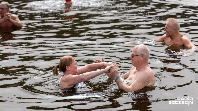 Lany Poniedziałek zaczęli wcześniej - mowa o Polickich Morsach, którzy zebrali się w niedzielę w jeziorze Głębokie celem odbycia wspólnej kąpieli.