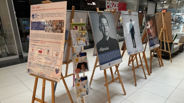 Marzenia, talenty i plany, ale też trudności i wyzwania osób w spektrum autyzmu - można je zobaczyć na wystawie, która zagościła w dwóch szczecińskich centrach handlowych.