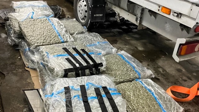 Ponad 100 kilogramów marihuany przejęli funkcjonariusze CBŚP podczas wspólnej akcji ze strażą graniczną i służbami celnymi. Narkotyki zostały zabezpieczone w Jędrzychowicach w ciężarowce przewożącej towar z Hiszpanii.