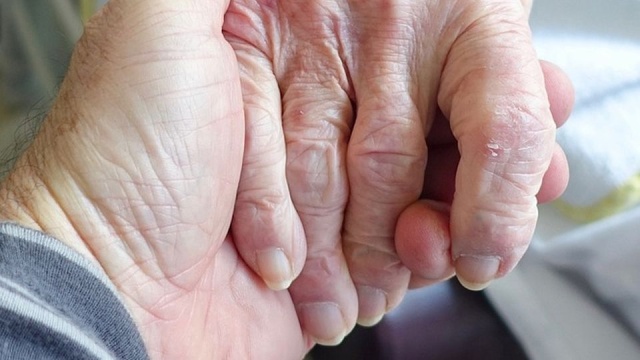 Dodatkowe pieniądze dla stulatków - od marca osobom, które ukończyły 100 lat ZUS wypłaca comiesięczne świadczenia honorowe w kwocie ponad 6 tysięcy złotych.