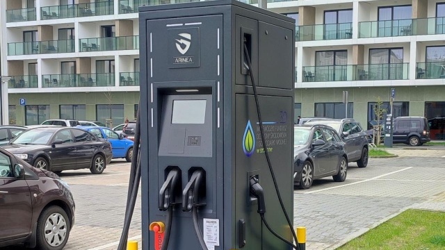 Nowoczesna stacja do ładowania samochodów elektrycznych została zamontowana na parkingu przy Ratuszu Miejskim w Międzyzdrojach.