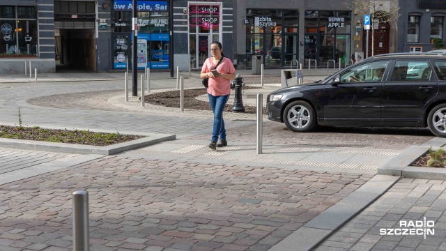Przejścia sugerowane - w Szczecinie jest ich coraz więcej. Niestety, jak się okazuje, mieszkańcy wciąż mają problem z ich używaniem.