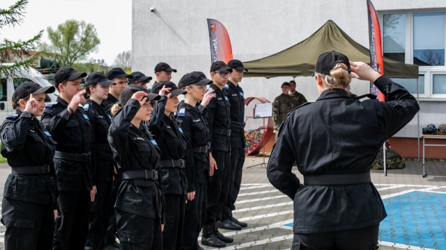 Młodzi uczniowie z klas mundurowych walczyli w Policach o wojewódzki puchar kuratora oświaty w Przeglądzie Musztry Klas Mundurowych.