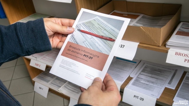 Zostały trzy tygodnie na złożenie deklaracji podatkowych w Urzędach Skarbowych. Podobnie jak w latach ubiegłych możemy to zrobić przez internet ale też osobiście w urzędzie.