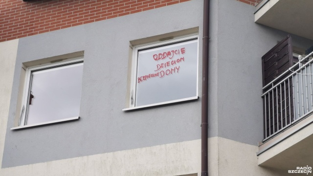 Grożący zawaleniem budynek przy ul. Armii Krajowej 8b na osiedlu Pyrzyckim w Stargardzie już od dwóch lat stoi pusty. Do swoich mieszkań nadal nie mogą też wrócić ich właściciele. Wykwaterowano ich po tym, jak zarysowały się stropy i mury budynku.