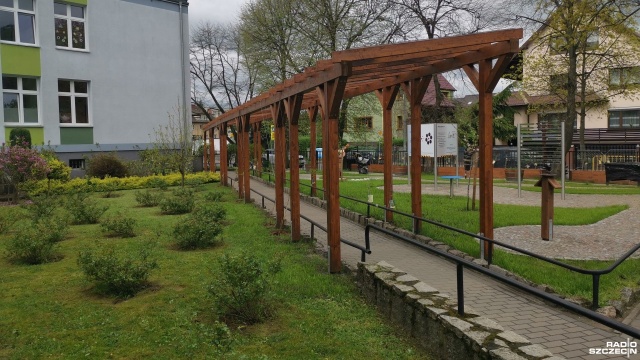 Ma pozytywnie oddziaływać na zmysły, zapewniając odpoczynek od codziennego zgiełku miasta. Ogród sensoryczny, który powstał przy Szkole Podstawowej nr 1 w Stargardzie, sfinansowano z ubiegłorocznej edycji Budżetu Obywatelskiego. Tuż przed otwarciem budzi zainteresowanie wśród uczniów i przechodniów.