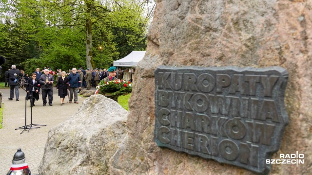 Dziś 84. rocznica zbrodni katyńskiej. Na Cmentarzu Centralnym w Szczecinie przed pomnikiem Krzyż Katyński złożono kwiaty.