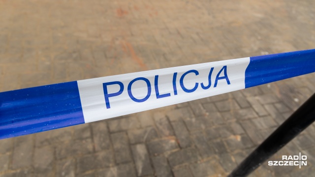 Ciało mężczyzny znaleziono w niedzielę w ścisłym centrum Stargardu, na skwerze u zbiegu ulic Wojska Polskiego i Struga. Policja prowadzi śledztwo pod nadzorem prokuratury.