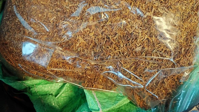 Ponad 50 kilogramów tytoniu bez polskich znaków akcyzy zabezpieczyli koszalińscy policjanci. Zatrzymano 63-latka.