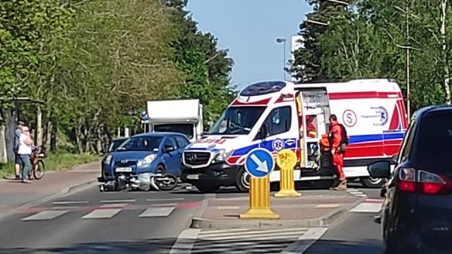 Wypadek z udziałem skutera i samochodu osobowego w Świnoujściu. Do zdarzenia doszło na ul. Karsiborskiej, zaraz za tunelem.