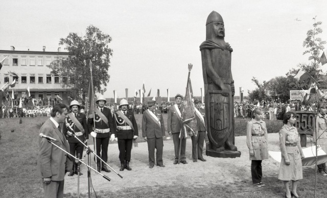 Drewniana rzeźba przez wiele lat stała na placu 650-lecia, gdzie powoli niszczała. Teraz gmina podpisała umowę na wykonanie rekonstrukcji posągu.