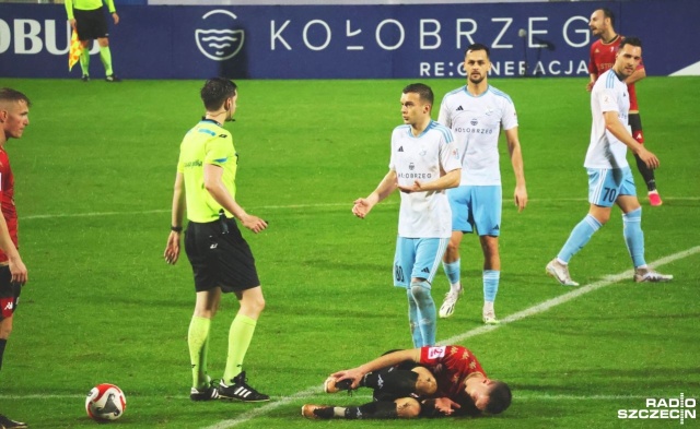 Piłkarze Kotwicy Kołobrzeg walczą o awans do pierwszej ligi. Tymczasem klub nie otrzymał licencji na grę w przyszłym sezonie, właśnie na wyższym szczeblu rozgrywek.