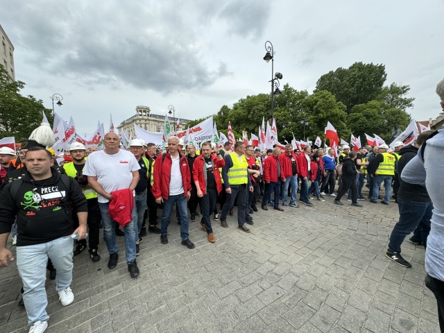 Przed siedzibą Sejmu protestowali rolnicy z Solidarności wspierani przez inne grupy zawodowe. Do zgromadzonych przemówili organizatorzy manifestacji, przypominając przeciwko czemu wyszli na ulice.