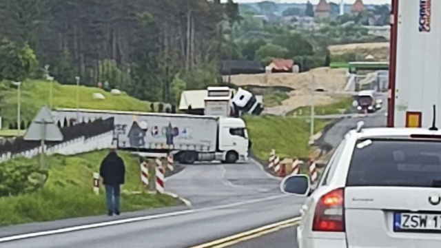 Uwaga kierowcy wypadek na krajowej trójce między Międzyzdrojami a Wolinem. W okolicach miejscowości Płocin ciężarówka zderzyła się z busem.