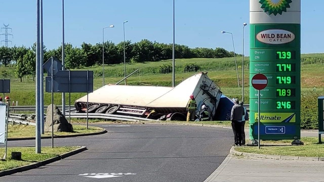 Wyciek z baku przewróconej ciężarówki. Do zdarzenia doszło na stacji paliw przy drodze S3 w powiecie gryfińskim.