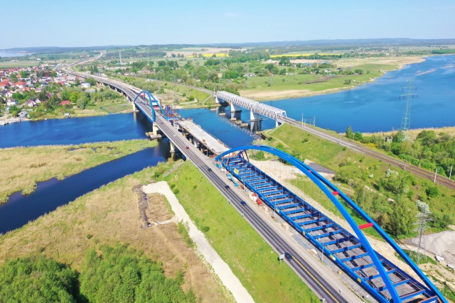 Nowe przęsło łukowe w Wolinie na dniach zostanie nasunięte - trwają ostatnie przygotowania.