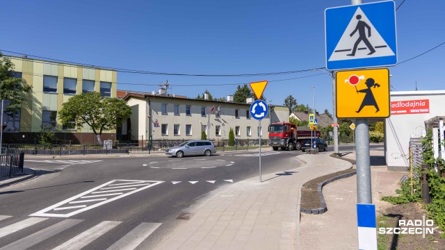 Chodzi o nowe rondo, które od rana obowiązuje na skrzyżowaniu ulic Górnej, Koralowej i Szkolnej.