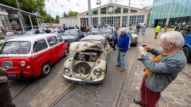 Rykiem silnika rozpoczęli szczecińską edycję Nocy Muzeów - kilkadziesiąt zabytkowych samochodów wyruszyło na paradę po mieście.
