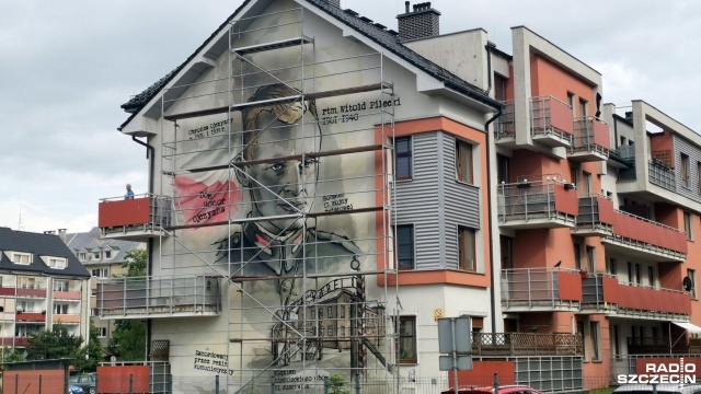 Mural przedstawiający wizerunek rotmistrza Witolda Pileckiego ozdobił ścianę budynku Osiedla Pyrzyckiego w Stargardzie.