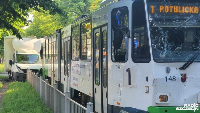 Bus zderzył się z tramwajem na 3 Maja w Szczecinie. Stanęły tramwaje linii 1, 3 i 9 w stronę Potulickiej.