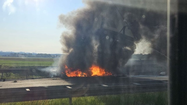 Dwie osoby nie żyją, jedna jest ciężko ranna. To bilans porannego wypadku na drodze S3 pod Szczecinem, między węzłami Gryfino i Klucz w miejscowości Chlebowo. Ciężarówka zderzyła się tam z dwoma autobusami.