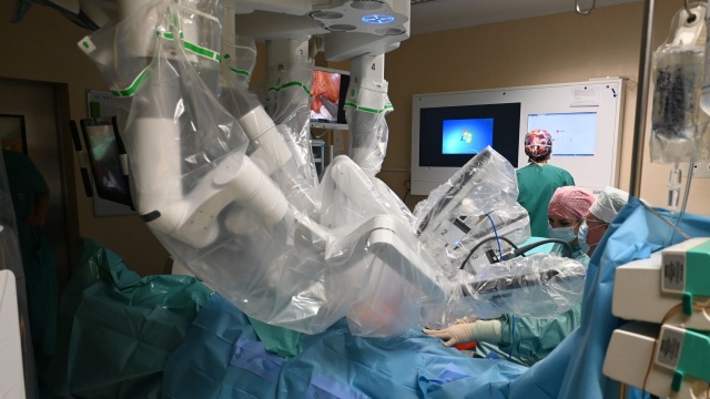 Chirurdzy ze Szpitala Wojewódzkiego przy ul. Arkońskiej w Szczecinie wykonali pierwszą operację z użyciem robota da Vinci.