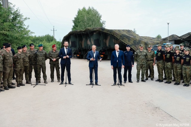 Pomoc i opiekę dla rodziny rannego żołnierza zaatakowanego przez migrantów na granicy z Białorusią zapowiedział premier Donald Tusk.