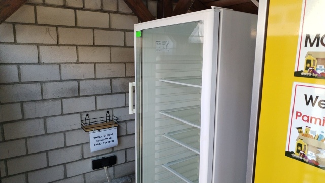 Lodówka na produkty dla potrzebujących stanęła przy parafii pw. Nawiedzenia Najświętszej Maryi Panny w Szczecinie Dąbiu. Wcześniej pojawiła się tam szafa, dzięki której można dzielić się jedzeniem.