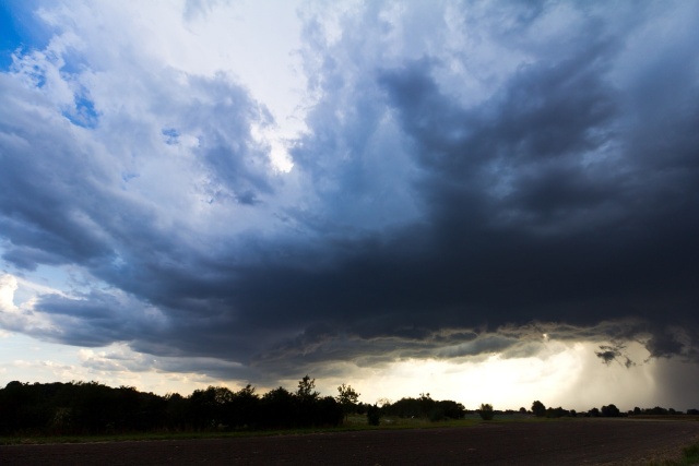Instytut Meteorologii i Gospodarki Wodnej ostrzega przed burzami w niemal całej Polsce. Ostrzeżenia pierwszego stopnia obowiązują przez cały dzień.