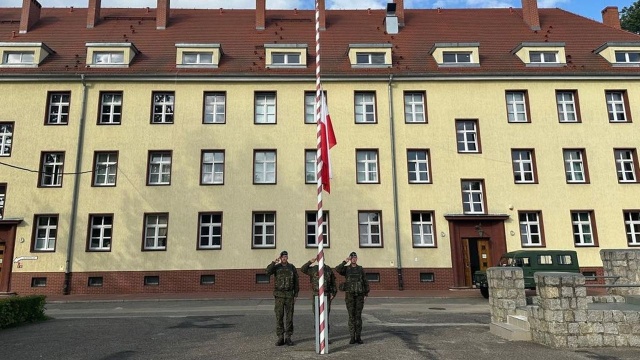Po tragicznej śmierci żołnierza 1. Warszawskiej Brygady Pancernej, biało-czerwone flagi w 12. Szczecińskiej Dywizji Zmechanizowanej zostały opuszczone do połowy masztów.